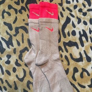 NIKE LAYERED-LOOK COLORBLOCKED CUSHIONED CREW SOCKS RED